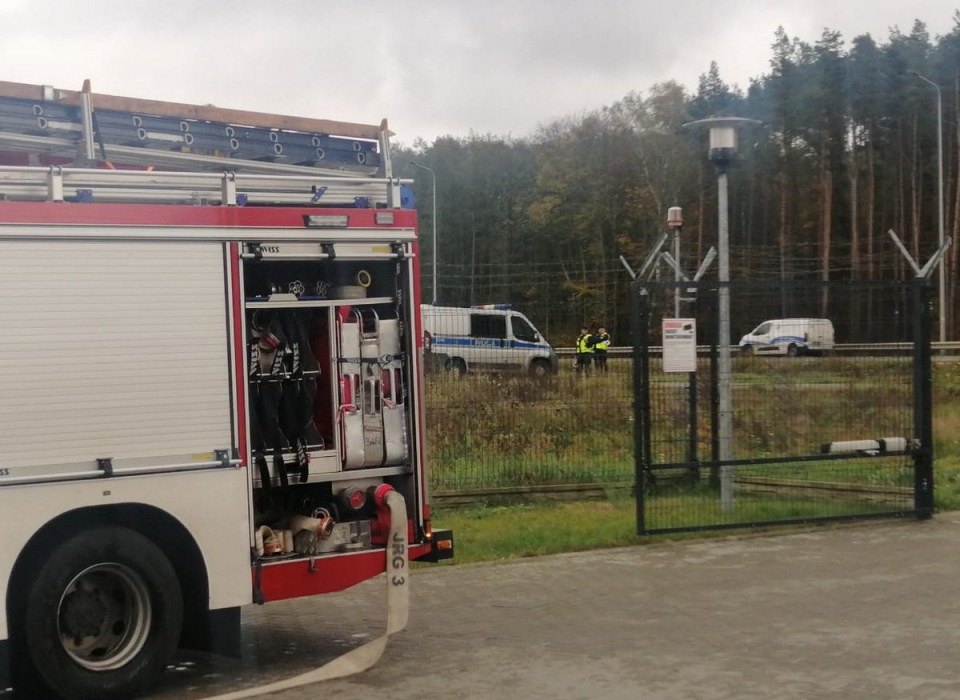 Ćwiczenie miało sprawdzić działania służb w odpowiedzi na zagrożenia, do których może dojść podczas codziennych operacji lotniska/fot. KWP w Bydgoszczy