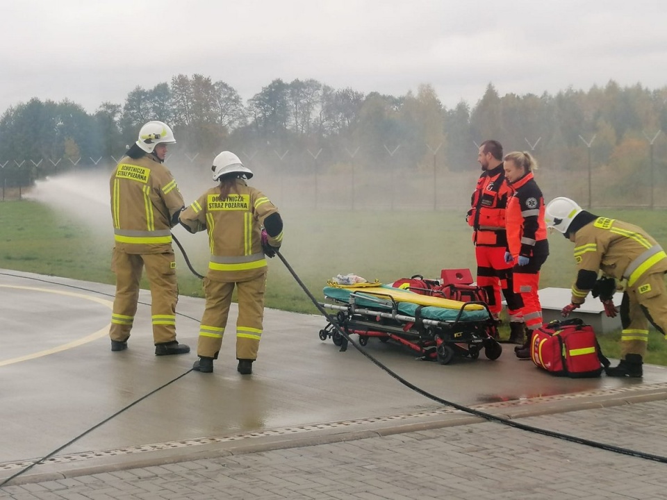 Ćwiczenie miało sprawdzić działania służb w odpowiedzi na zagrożenia, do których może dojść podczas codziennych operacji lotniska/fot. KWP w Bydgoszczy