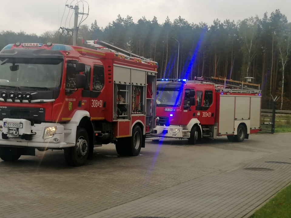 Ćwiczenie miało sprawdzić działania służb w odpowiedzi na zagrożenia, do których może dojść podczas codziennych operacji lotniska/fot. KWP w Bydgoszczy