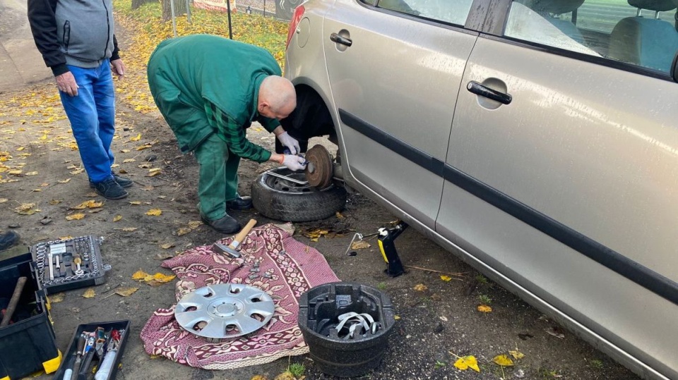 Policjanci pomogli uruchomić samochód i seniorzy mogli wrócić do domu/fot. materiały policji