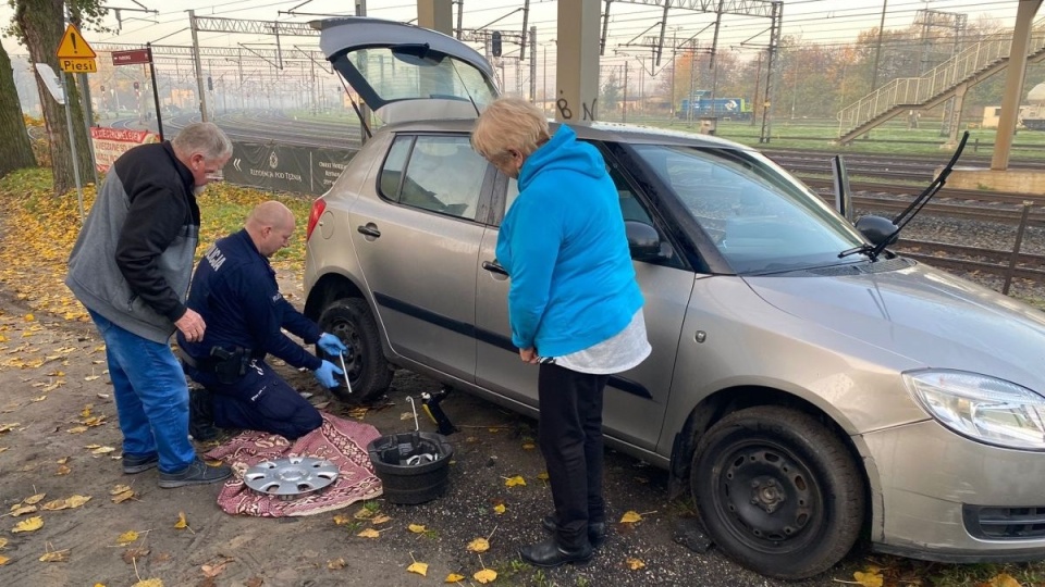 Policjanci pomogli uruchomić samochód i seniorzy mogli wrócić do domu/fot. materiały policji