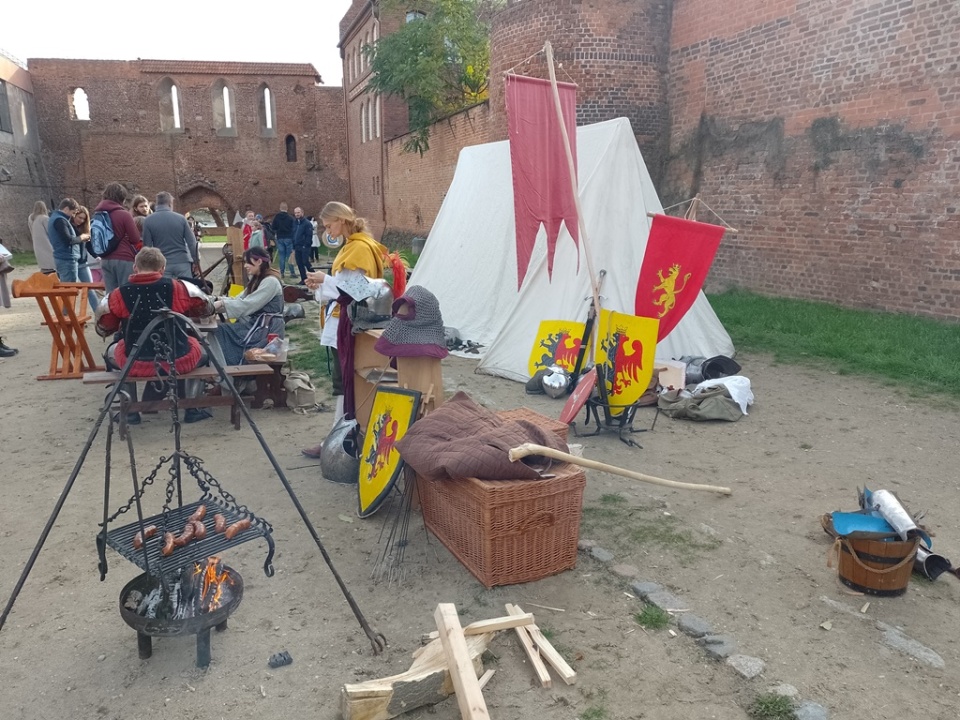 Ruiny zamku krzyżackiego wypełniły postacie w średniowiecznych strojach/fot. Michał Zaręba