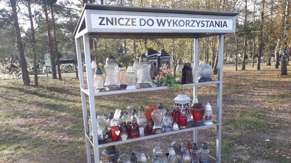 Półka na znicze do wykorzystania na jednym z cmentarzy w Bydgoszczy/fot. PR PiK, Kamila Zroślak (archiwum)