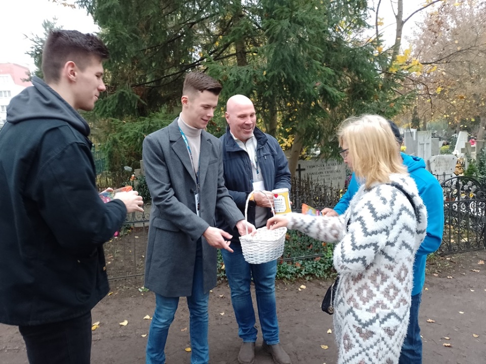 W kwestę na cmentarzu św. Jerzego w Toruniu zaangażowali się były wioślarz, radny Sławomir Kruszkowski, i jego synowie/fot. Michał Zaręba