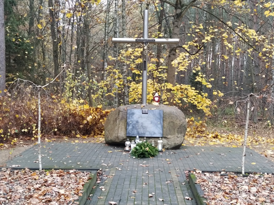 W miejscu zbiorowego pochówku postawiono pomnik i tablice pamiątkowe/fot. Marcin Doliński