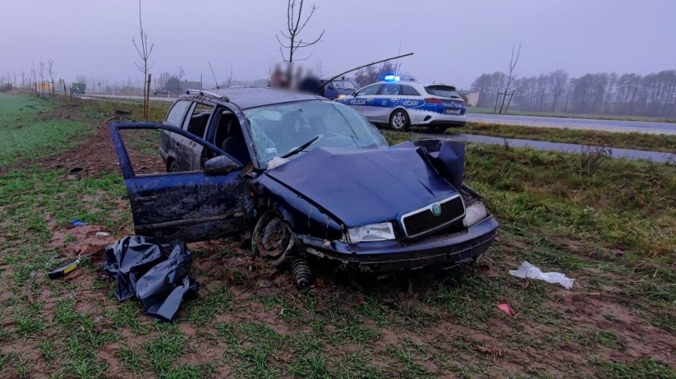 Zginął kierowca auta osobowego, które w środę rano wpadło do rowu na drodze wojewódzkiej nr 559 w Głodowie koło Lipna./fot. Policja