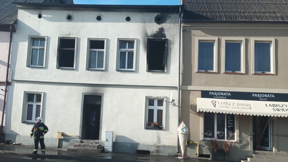 Ogień wybuchł w budynku przy ul. Tysiąclecia w Łabiszynie/fot. Marcin Glapiak