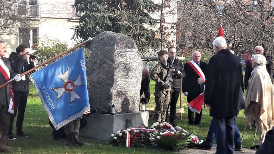 Delegacja złożyła kwiaty pod obeliskiem na skwerze u zbiegu ulic Dwernickiego i Sułkowskiego w Bydgoszczy, upamiętniającym utworzenie Wojskowych Obozów Internowania./fot. Elżbieta Rupniewska