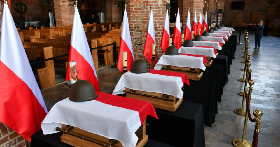 Trumny ze szczątkami 10 bohaterów poległych w walce z Niemcami we wrześniu 1939 roku wystawione były w nawie bocznej Bazyliki św. Brygidy w Gdańsku./fot. PAP/Adam Warżawa