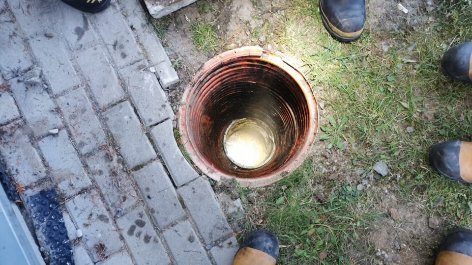 Trzyletnie dziecko wpadło do studzienki kanalizacyjnej. Ratunek przyszedł w porę./fot. KMPSP Bielsko - Biała
