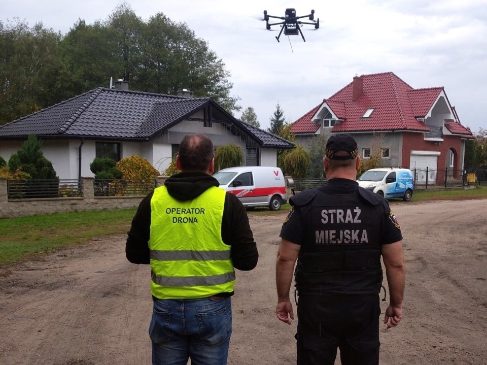 Nad Grudziądzem będzie wkrótce latać specjalistyczny dron. Zbada jakość powietrza i pobierze próbki dymu wydobywającego się z kominów. /fot. Straż Miejska Grudziądz