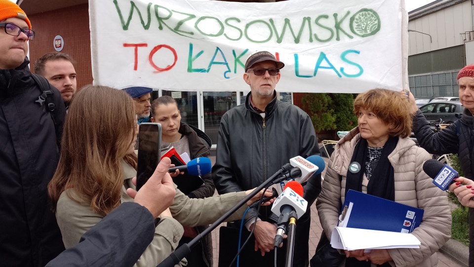 Chcą ochronić przed zabudową toruńskie Wrzosowisko. 140 wniosków w tej sprawie złożyli dziś przedstawiciele Stowarzyszenia Zielone Wrzosy i Rady Okręgu. To ostatni dzień na wnoszenie uwag do projektu miejscowego planu zagospodarowania przestrzennego./fot. Michał Zaręba