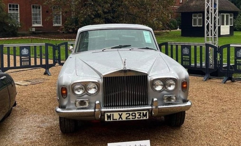 Ukraiński artysta Andrij Danyłko, znany jako Wierka Serdiuczka, sprzedał unikatowe auto Freddiego Mercury’ego – Rolls-Royce’a z 1974 r. za 250 tys. funtów. Pieniądze zostaną przeznaczone na nowoczesne centrum rehabilitacyjne na Ukrainie – podaje portal Suspilne./fot. PAP/Twitter/Nexta TV