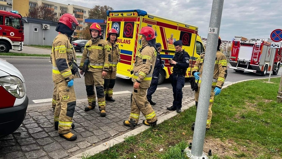 Ciężko ranny mężczyzna został przekazany zespołowi ratownictwa medycznego WSPR w Bydgoszczy, a następnie odwieziony do szpitala/fot. Bydgoszcz 998