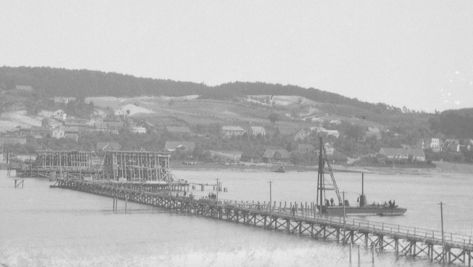 Budowa mostu stalowego przez Wisłę była ważną inwestycją w ówczesnym Włocławku/fot. nadesłane