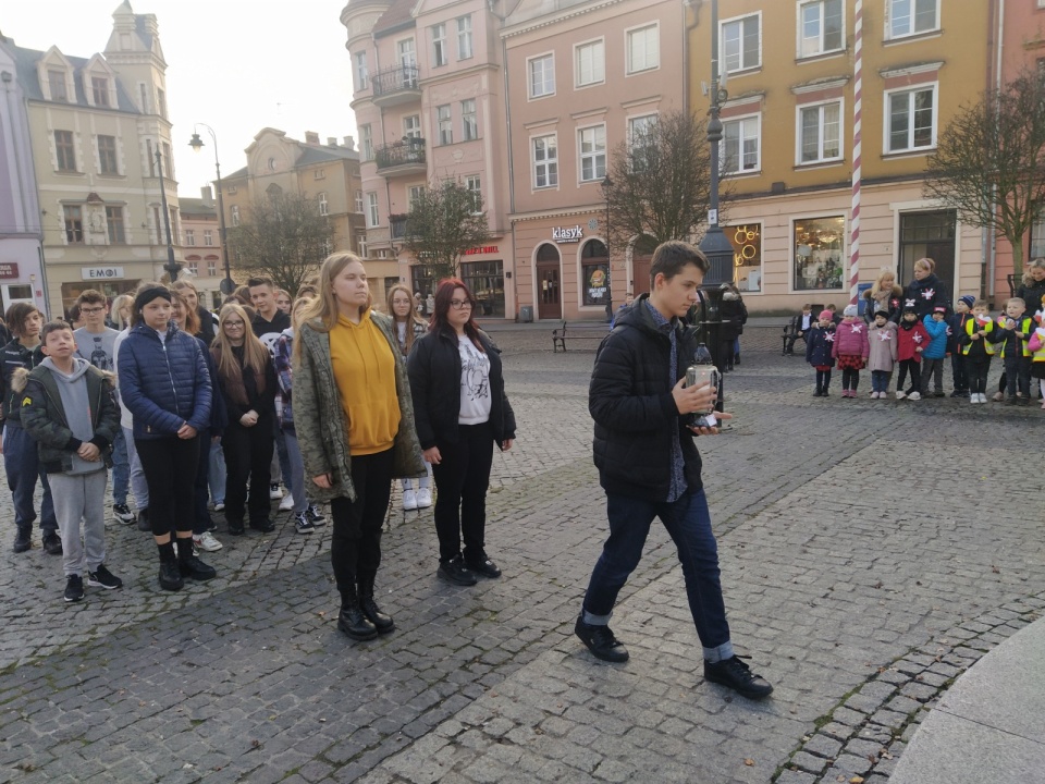 Zapalono znicze m.in. przed pomnikiem Żołnierza Polskiego na grudziądzkim Rynku/fot. Marcin Doliński