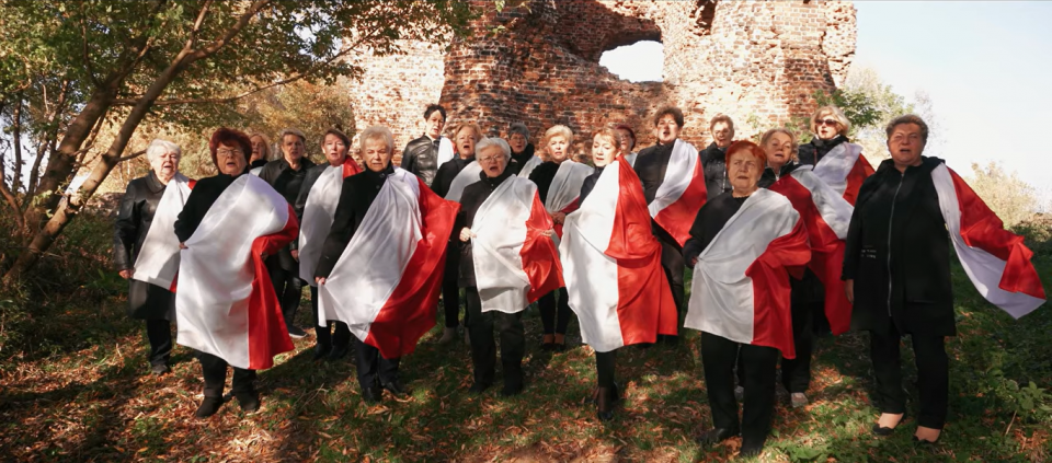 W kampanii „Niech połączy nas hymn” wzięli udział przedstawciele różnych pokoleń i środowisk/kadr z filmu Michała Kardasa ze Starostwa Powiatowego w Toruniu