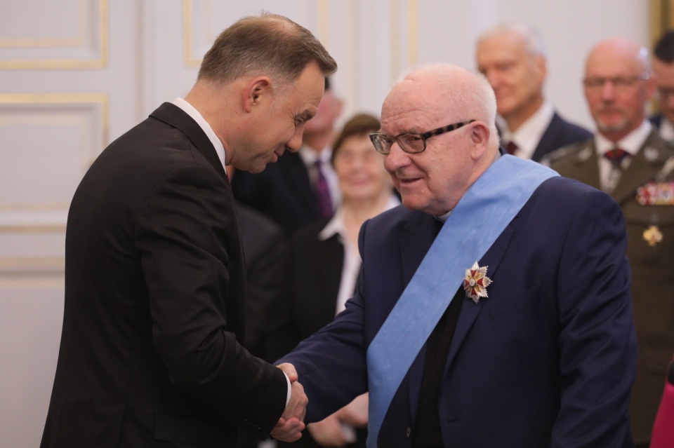 Prezydent Andrzej Duda i o. Jacek Salij podczas uroczystości wręczenia odznaczeń w Belwederze/fot. Paweł Supernak, PAP