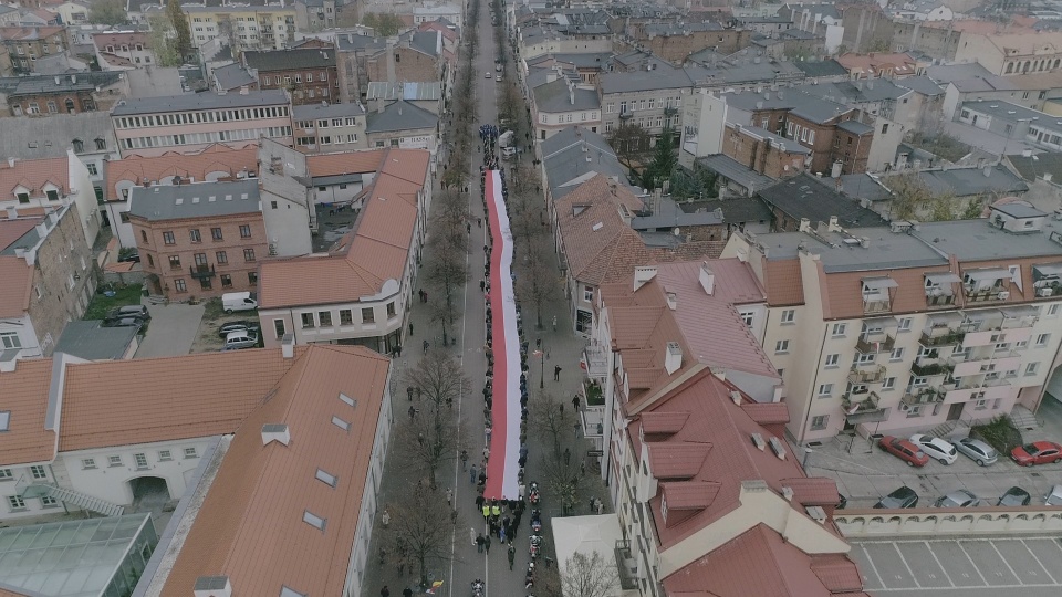 Z okazji Święta Niepodległości we Włocławku rozwinięta została 100-metrowa flaga państwowa./ for. Dronfor/montaż (jw)