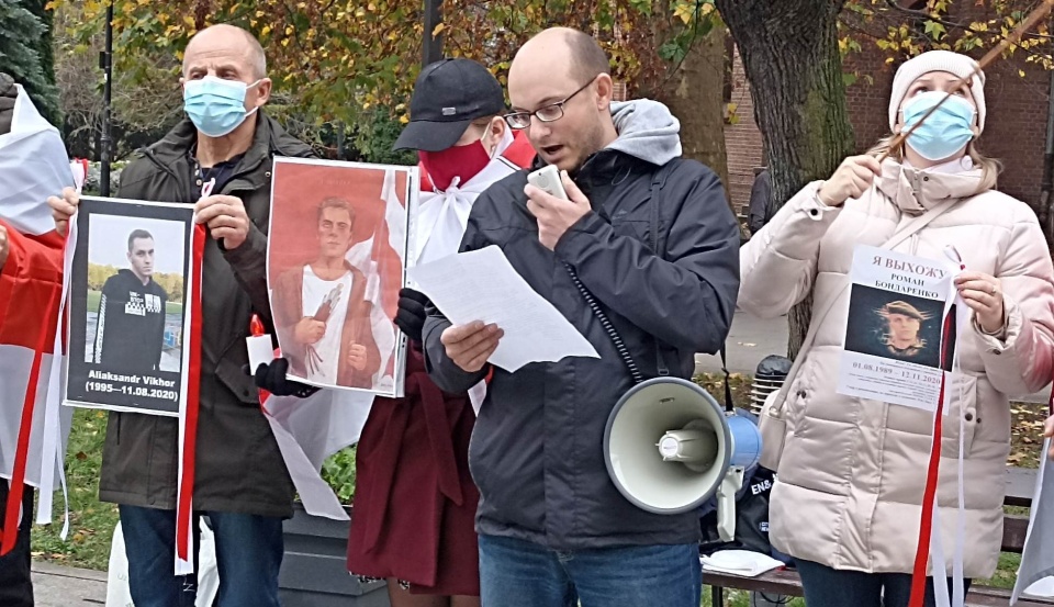 Białorusini z regionu uczcili dziś w Bydgoszczy pamięć ofiar reżimu Aleksandra Łukaszenki. Okazją była druga rocznica zamordowania 31-letniego Ramana Bandarenki./fot. Jolanta Fischer