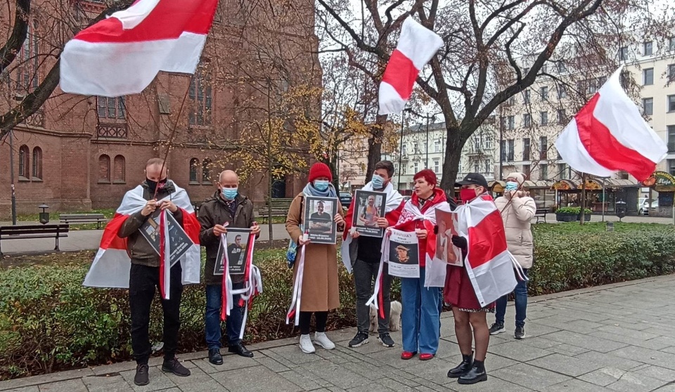 Białorusini z regionu uczcili dziś w Bydgoszczy pamięć ofiar reżimu Aleksandra Łukaszenki. Okazją była druga rocznica zamordowania 31-letniego Ramana Bandarenki./fot. Jolanta Fischer