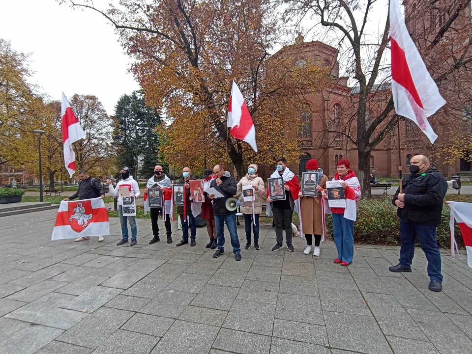 Białorusini z regionu uczcili dziś w Bydgoszczy pamięć ofiar reżimu Aleksandra Łukaszenki. Okazją była druga rocznica zamordowania 31-letniego Ramana Bandarenki./fot. Jolanta Fischer