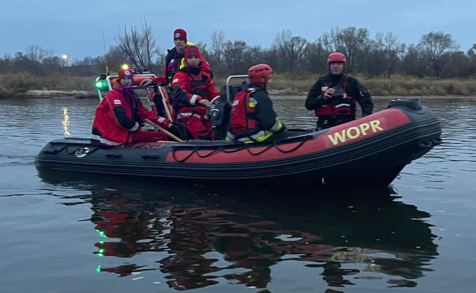 Policja, WOPR, a także grupa wodno-nurkowa prowadzą poszukiwania wędkarza, bądź wędkarzy na Wiśle we Włocławku. W wodzie wcześniej znaleziono wywrócony ponton./fot. nadesłane/ WOPR Włocławek