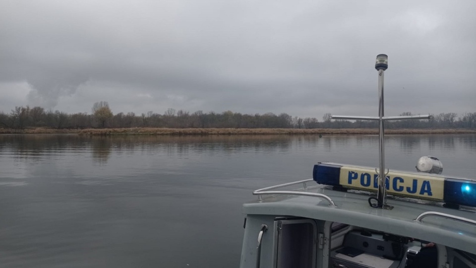 Poszukiwania wędkarza na Wiśle trwają już trzeci dzień/fot. materiały policji