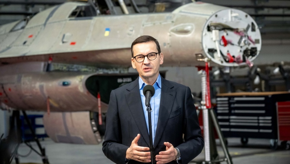 Premier Mateusz Morawiecki podczas wizyty w Wojskowych Zakładach Lotniczych Nr 2 w Bydgoszczy/fot. Tytus Żmijewski, PAP