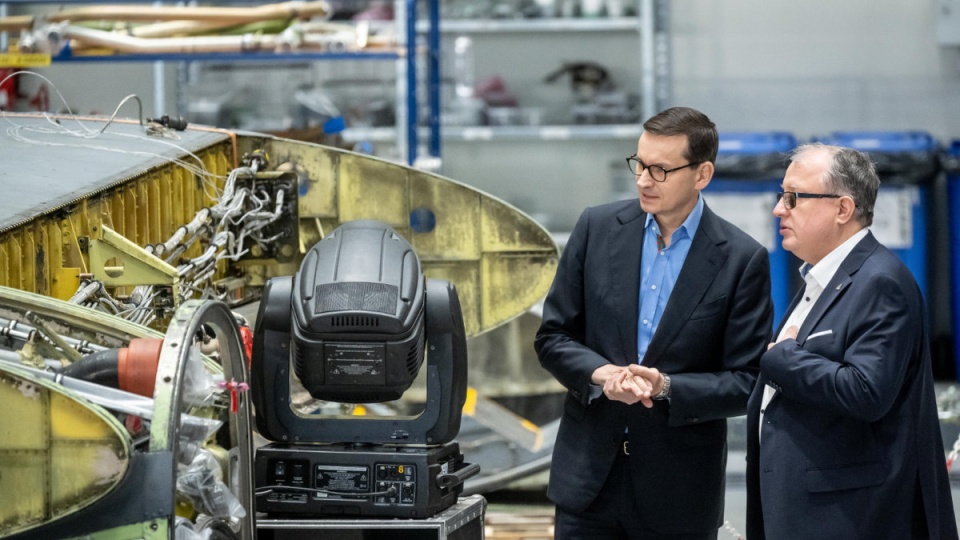 Premier Mateusz Morawiecki i prezes zarządu Piotr Skrzyński podczas wizyty w Wojskowych Zakładach Lotniczych Nr 2 w Bydgoszczy/fot. Tytus Żmijewski, PAP