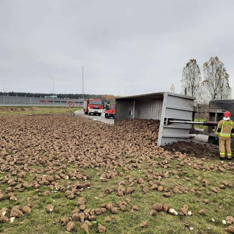 Ładunek scanii rozsypał się na poboczu/fot. KPP Nakło nad Notecią