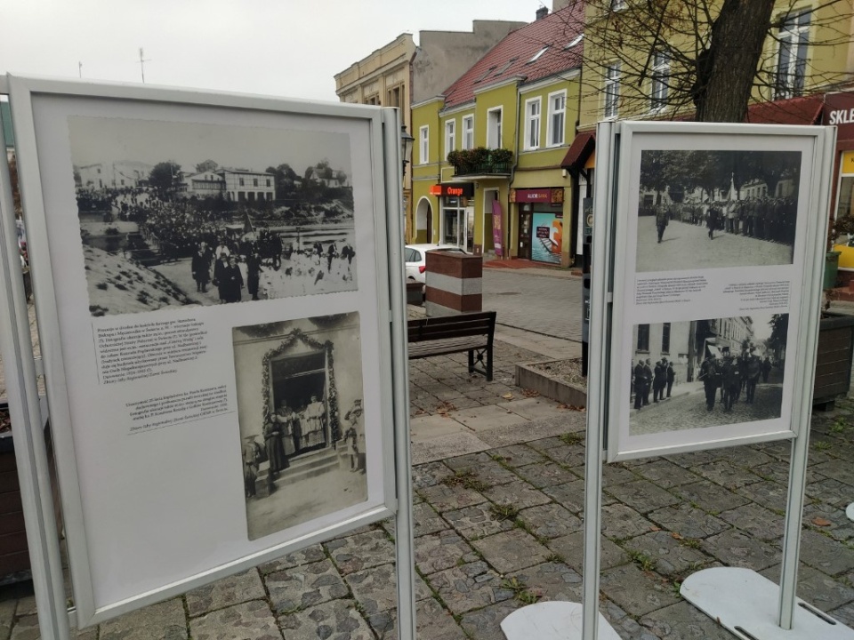 Ludzie - Miejsca – Wydarzeni” – to tytuł ekspozycji, którą z okazji Święta Niepodległości otwarto na Dużym Rynku w Świeciu. To zestaw kilkudziesięciu zdjęć z okresu międzywojennego, w większości jeszcze nigdzie nieprezentowanych/fot. Marcin Glapiak