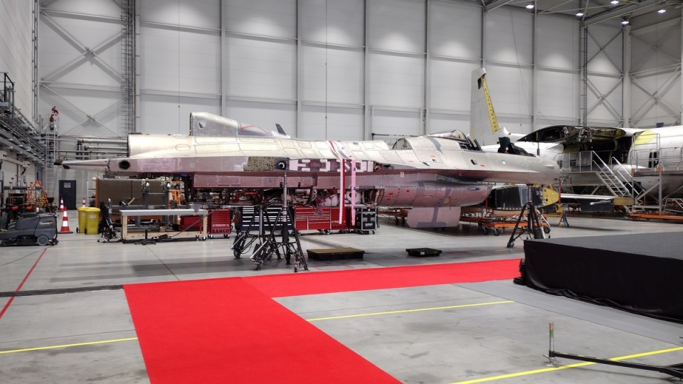 Do WZL nr 2 w Bydgoszczy trafił pierwszy amerykański samolot F-16 do naprawy/fot. Maciej Wilkowski