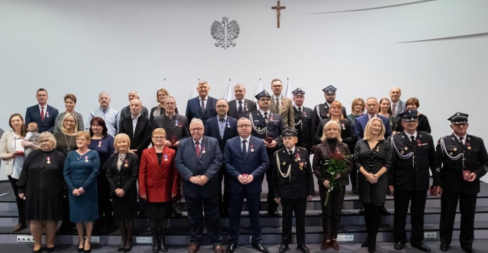 Podczas uroczystości w Kujawsko-Pomorskim Urzędzie Wojewódzkim w Bydgoszczy Wicewojewoda wręczył odznaczenia państwowe i resortowe za szczególne zasługi./fot. Kujawsko-Pomorski Urząd Wojewódzki