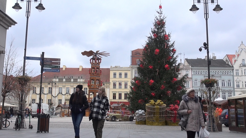 Jest już choinka, stoją karuzele, montują się kramy - trwają ostatnie przygotowania do Bydgoskiego Jarmarku Świątecznego. Jego otwarcie już w najbliższą sobotę (19 listopada). (jw)