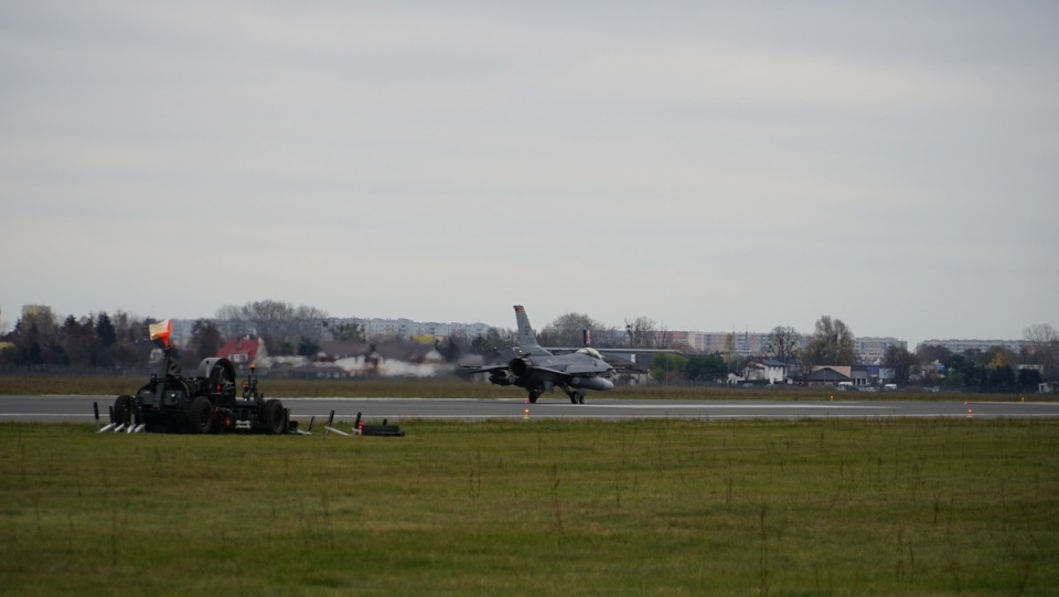 Lądowanie myśliwca F-16 było możliwe, dzięki zastosowaniu nowoczesnego systemu hamowania BAK-12 /fot. nadesłane