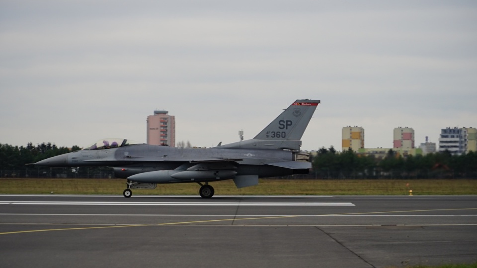 Lądowanie myśliwca F-16 było możliwe, dzięki zastosowaniu nowoczesnego systemu hamowania BAK-12 /fot. nadesłane