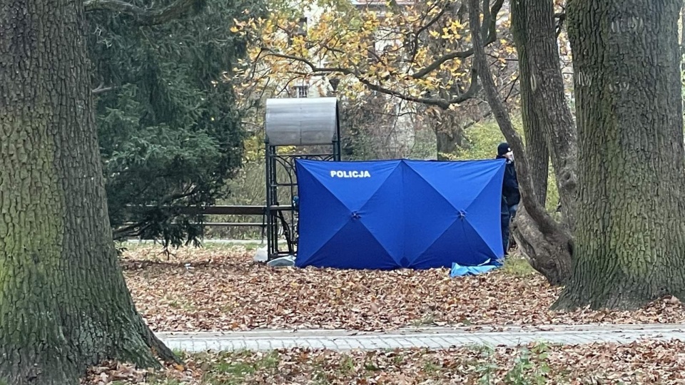 Martwy człowiek leżał przez kilka godzin przy placu zabaw w bydgoskim Parku im. Kochanowskiego. Policjanci przez ten czas nie mogli znaleźć lekarza, który oficjalnie potwierdziłby zgon./fot. Tomasz Kaźmierski