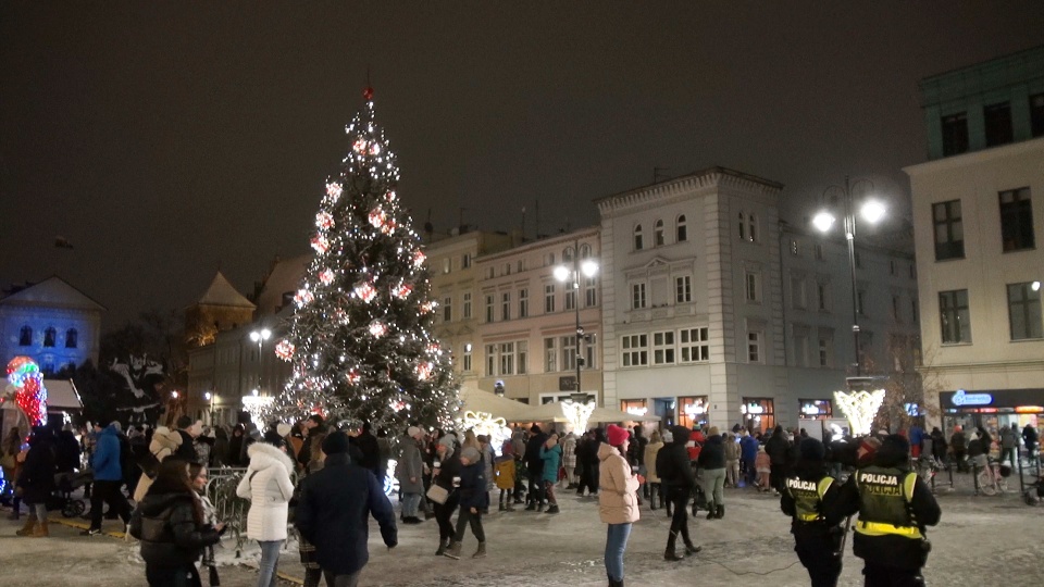 Choinka rozbłysła kolorowymi światełkami. Bydgoski Jarmark Świąteczny otwarty!/jw