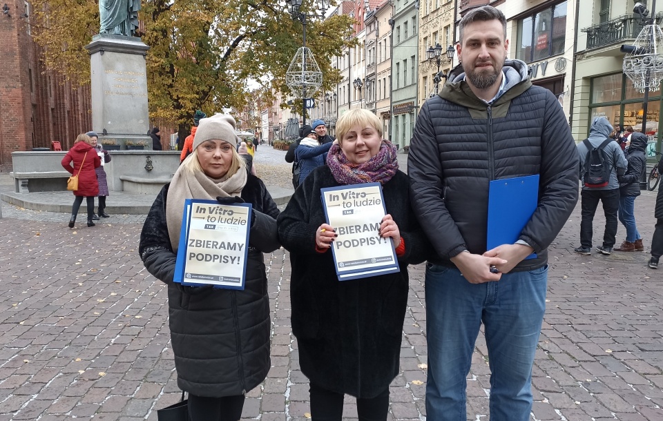 W Toruniu akcję zainicjowali posłanka Iwona Hartwich z Koalicji Obywatelskiej, a towarzyszyli jej miejscy radni KO Margareta Skerska-Roman i Błażej Szymanski. /fot. Monika Kaczyńska