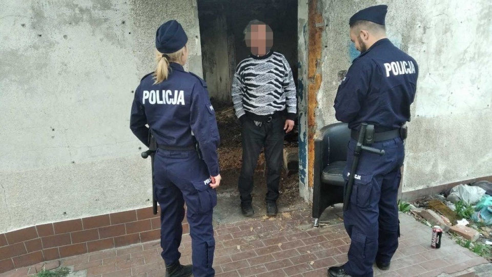 Bydgoscy policjanci odwiedzają pustostany, ogródki działkowe, altanki lub inne tego rodzaju miejsca, w których przebywają bezdomni/fot. nadesłane