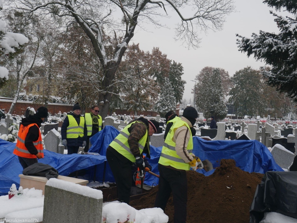To już kolejne ekshumacje przeprowadzone przez IPN na cmentarzu przy ul. Kcyńskiej w Bydgoszczy. Wcześniejsze prace poszukiwawcze doprowadziły do odnalezienia i zidentyfikowania pięciu straconych działaczy podziemia antykomunistycznego/fot. Delegatura IPN w Bydgoszcz, Facebook