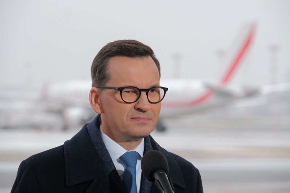 Premier Mateusz Morawiecki podczas konferencji prasowej na lotnisku Okęcie w Warszawie, 24 bm. Premier Morawiecki udaje się na szczyt szefów rządów państw Grupy Wyszehradzkiej w Koszycach/fot. Mateusz Marek, PAP