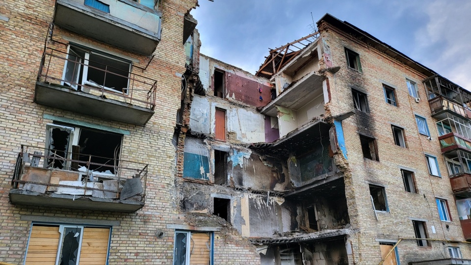- Ludzie mieszkają w piwnicach i częściowo zburzonych blokach - opowiada Krzysztof Szperkowski/fot. mat. Fundacji Polskiej