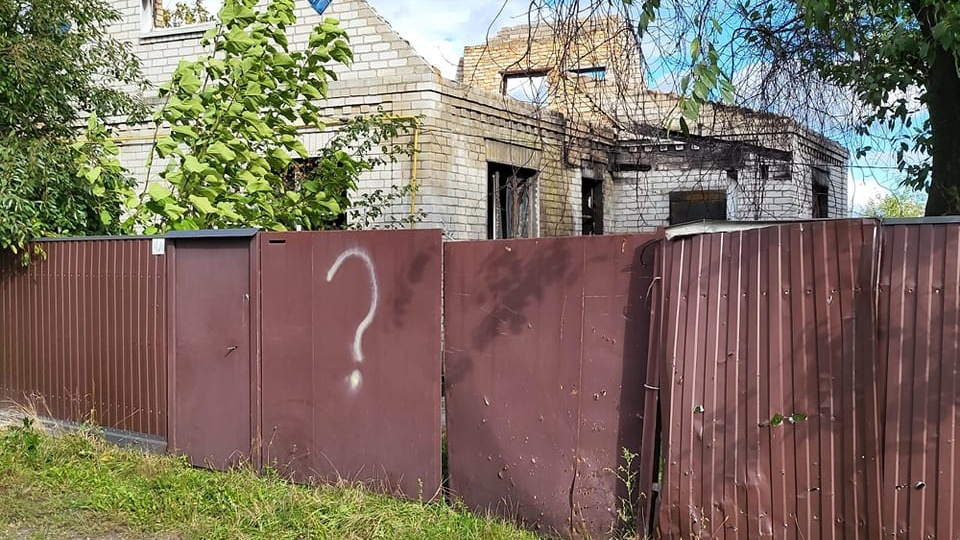 - Każdy dom ze znakiem zapytania to dom, który został zaminowany - opowiada Krzysztof Szperkowski/fot. mat. Fundacji Polskiej