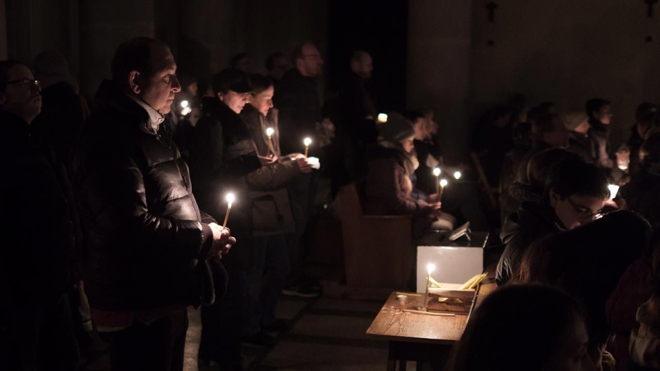 W Kościele Katolickim rozpoczyna się Adwent, czyli czas radosnego oczekiwania na święta Bożego Narodzenia. Jednym z jego elementów są poranne roraty rozpoczynane w ciemnym kościele./fot. Jakub Kaczmarczyk