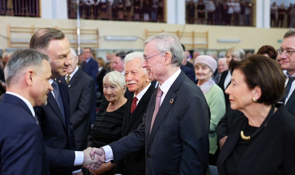 Prezydent Andrzej Duda rozmawia z byłym Prezydentem Republiki Federalnej Niemiec Horstem Köhlerem, który urodził się w Skierbieszowie w 1943 r. (jego rodzina została tu przesiedlona z Besarabii). Uczestniczył w uroczystościach razem z Małżonką. /fot. Jakub Szymczuk/KPRP