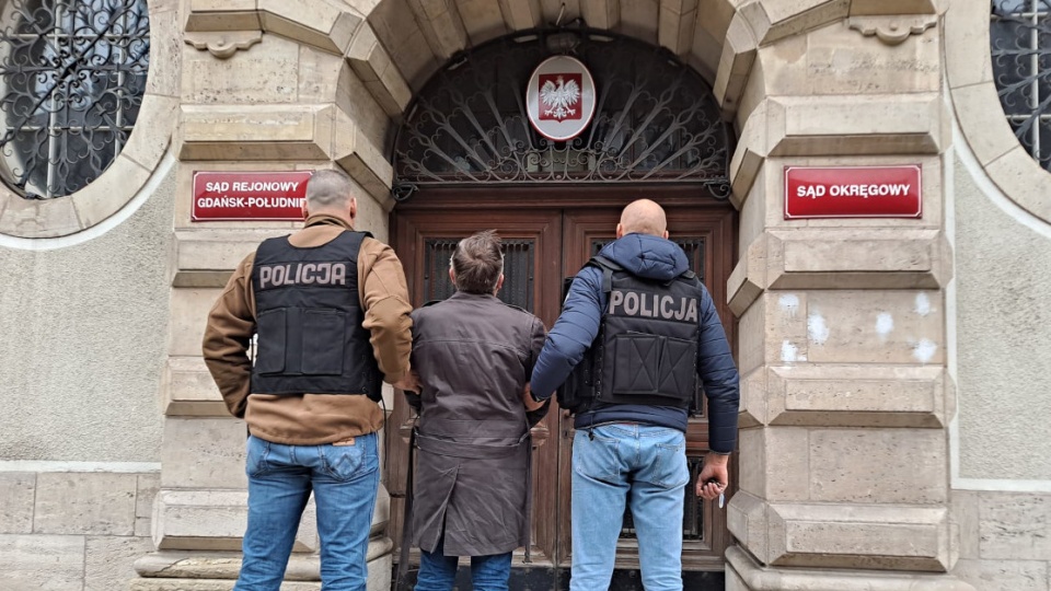 Do sądu w Gdańsku wpłynął wniosek prokuratora o tymczasowe aresztowanie pomysłodawcy przestępczego procederu, który dodatkowo usłyszał zarzut kierowania zorganizowaną grupą przestępczą/fot. materiały policji