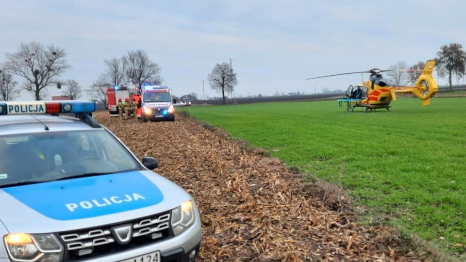 Wypadek przy wycince drzew na polu w gminie Radziejów/fot. materiały policji