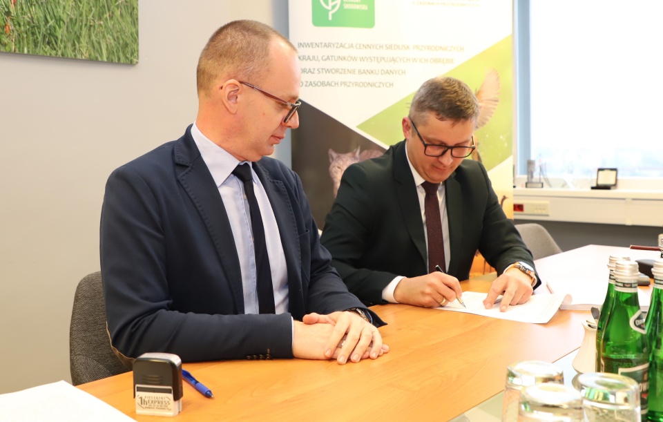 Szymon Kosmalski - Regionalny Dyrektor Ochrony Środowiska w Bydgoszczy (po lewej) i Sebastian Borowiak - Dyrektor Generalnej Dyrekcji Dróg Krajowych i Autostrad Oddział w Bydgoszczy (po prawej)/fot. GDDKiA/o. Bydgoszcz